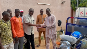 Remise d'un tricycle et d'un polytank aux paysans de Tanlili