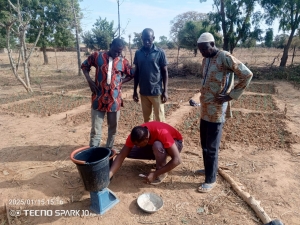 Travaux d'épandage de compost dans des champs d'expérimentations oignons et tomates dans le cadre de PRES MACC