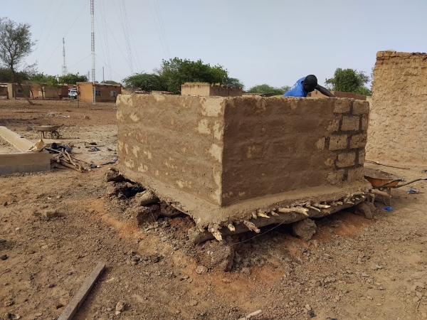 Gomponsom: Construction du Grenier Traditionnel Amélioré