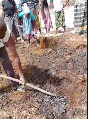 Le GRA de Tiguemtinga en séance de retournement de leur tas de compost.