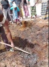 Le GRA de Tiguemtinga en séance de retournement de leur tas de compost.